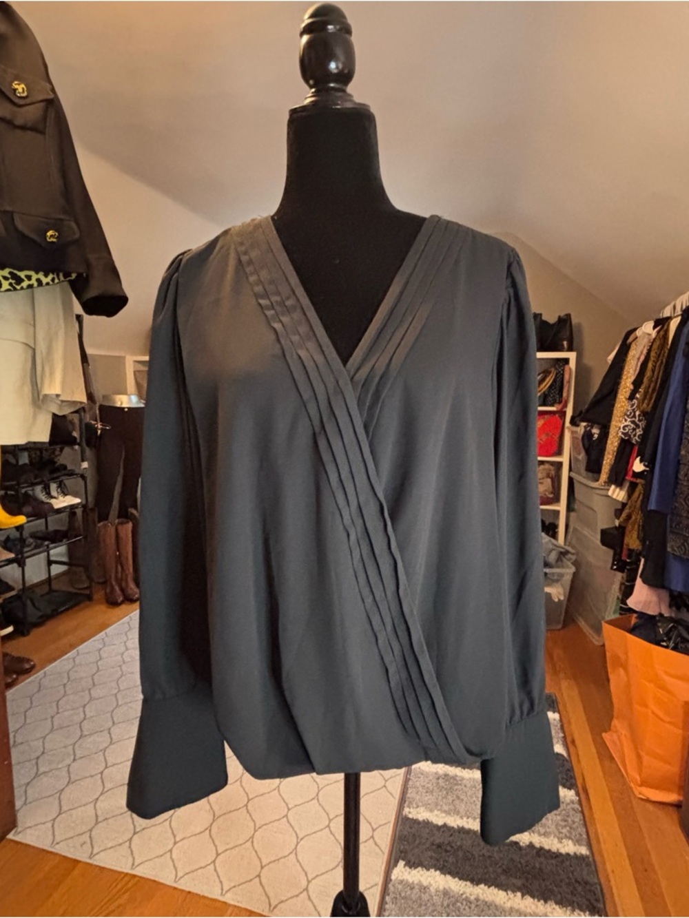 Halogen Women's Black Faux Wrap V-neck Pleated Long Sleeve Blouse Top Siez L - Picture 3 of 9